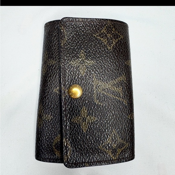 Louis Vuitton Monogram 6 Hook Key Holder
M62630 - Picture 1 of 9